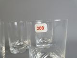 quatre verres portant des chiffres, posés sur une table