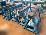 de nombreuses tables disposées dans une pièce