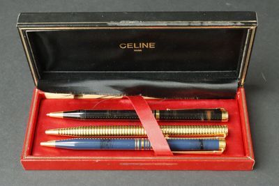deux stylos dans une boîte rouge posée sur une table