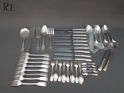 beaucoup de cuillères en argent et de cuillères sur la table