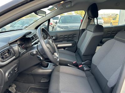 l'intérieur de la voiture est propre et prêt à l'emploi