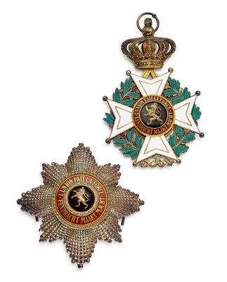 deux médailles et une couronne sur fond blanc