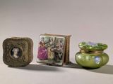 trois petits vases décorés d'images, placés les uns à côté des autres