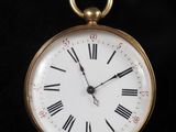 une montre de poche en or avec des chiffres romains sur le cadran