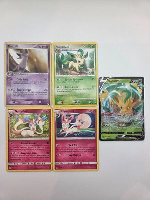 plusieurs cartes de pokémon sont alignées sur une surface blanche