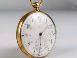 gros plan d'une montre de poche sur une surface blanche