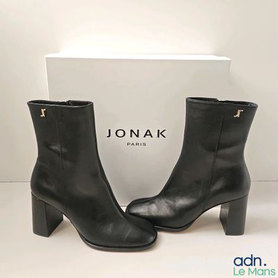 un gros plan sur une paire de bottines en cuir noir
