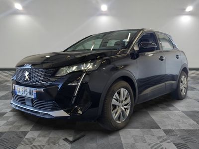 la voiture noire est garée sur un sol en damier dans le garage