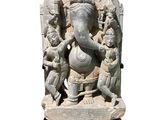statue d'un éléphant entourée d'un groupe de personnes