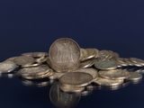 une pile de pièces de monnaie posée sur une table