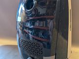 une radio posée sur une table