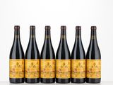 six bouteilles de vin sont alignées sur une table