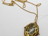 une image représentant un collier en or orné du portrait d'une femme