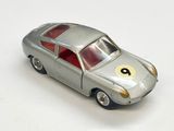 une petite voiture en argent portant le numéro neuf