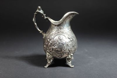 Pot à lait en argent, il pose sur quatre pieds à enroulement… - Photo 1