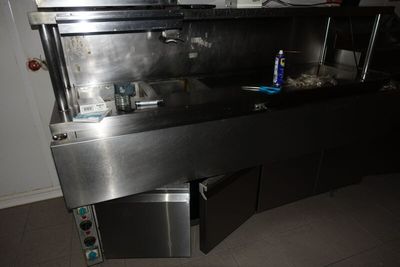une image d'une cuisine avec un évier et une cuisinière