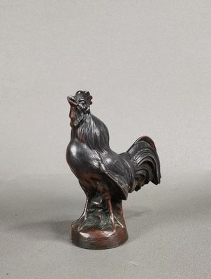 deux figurines représentant un coq posées sur une table