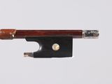 un archet de violon attaché à une corde