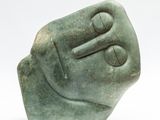 une image représentant une sculpture en pierre d'une personne tenant une balle