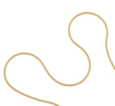un collier en or avec une chaîne sur fond blanc