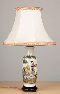 une lampe posée sur une table et munie d'un abat-jour
