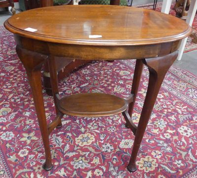 une table ovale avec un plateau en bois posée sur un tapis dans une pièce