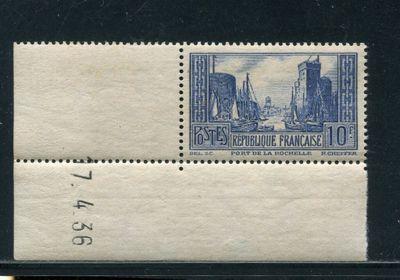 un vieux timbre sur lequel est représentée une ville