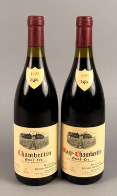 deux bouteilles de vin rouge posées l'une à côté de l'autre sur une table