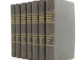 un lot de six livres posés sur une surface blanche