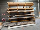 une grande pile de palettes en bois dans un entrepôt