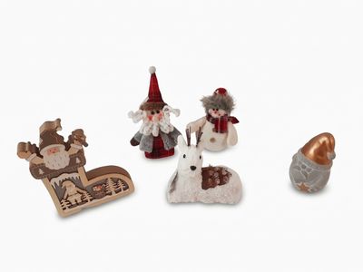 un ensemble de figurines de Noël sur fond blanc