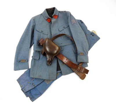 une image représentant un costume bleu avec une ceinture marron et un sac marron