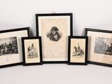 quatre photos encadrées représentant des hommes et des femmes sur fond blanc
