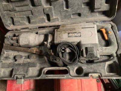 Marteau piqueur de marque TITAN.