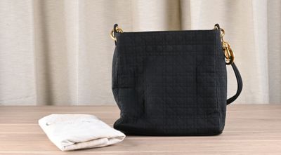 CHRISTIAN DIOR Sac porté épaule en toile noire matelassée ca… - Photo 1