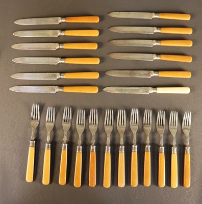 Suite de douze couverts à fruits, les viroles en argent, les…