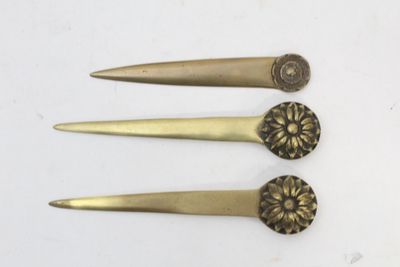 Réunion de 3 coupe papiers en bronze à motif de rosace sculp…