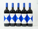 six bouteilles de vin rouge alignées sur une surface blanche