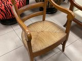 une chaise et une autre chaise qui se trouvent dans une pièce