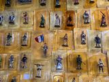 de nombreuses figurines en plastique exposées sur le mur