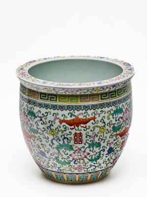 un vase orné d'un motif de dragon sur un fond blanc