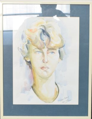tableau représentant une femme coiffée d'un chapeau, dans un cadre bleu