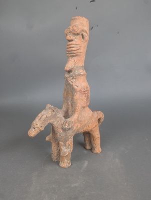 statue d'un homme à cheval, avec un oiseau en arrière-plan