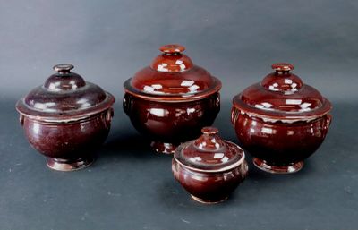 Lot de quatre soupières en faïence à émail brun.