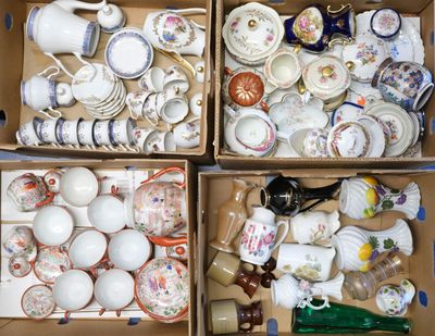 une boîte contenant de nombreux types d'assiettes et de tasses