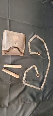 un grand nombre d'outils posés à même le sol