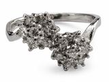 une image montrant un gros plan d'une bague en diamant sur fond blanc