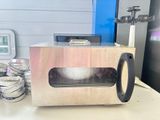 un micro-ondes posé sur un comptoir
