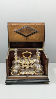 une boîte en bois contenant un service en verre