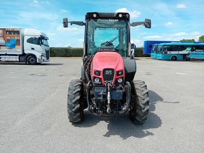 un tracteur garé sur un parking